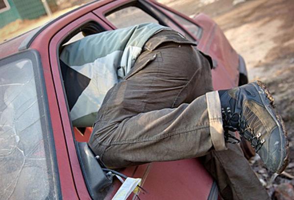 В Минеральных водах мужчина украл из автомобиля золотую цепочку